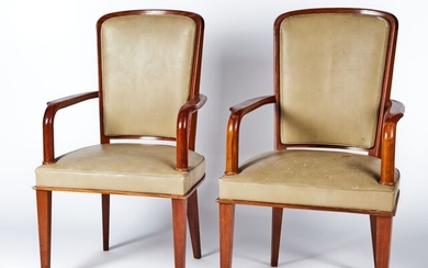 André ARBUS (1903-1969) Suite de quatre fauteuils en acajou à accotoirs en ailettes d'avion à...