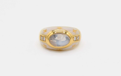 Anello in oro giallo 750, smalti, diamanti e pietra di Luna centrale, Fabergé