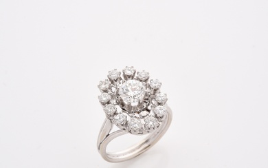 BAGUE en or gris et platine, la corbeille de forme ovale centrée d'un diamant pesant...