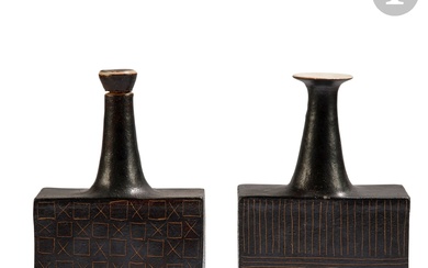 BRUNO GAMBONE (1936-2021) – 2 ŒUVRES Grattages géométriques Ensemble constitué d’un vase et d’une bouteille...