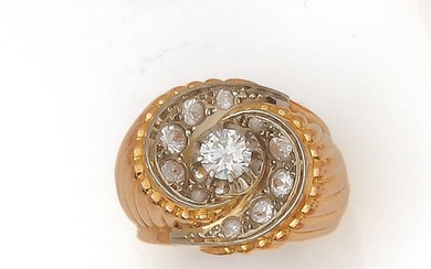 Bague chevalière en or 18K (750) godronné, ornée d'un diamant de taille ancienne dans des...