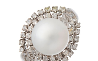 Bague en or 14ct perle de culture et diamant uni ajouré, la perle mesure environ...