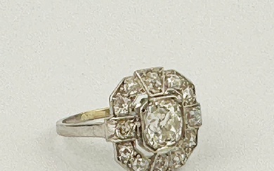 Bague en platine (850e), ornée d'un diamant taille ancienne de forme coussin en serti clos...