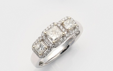 Bague représentative en or blanc, taille 750. Sertie au centre de 3 diamants d'environ 1,01...
