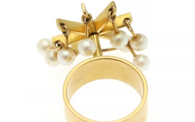 Bent Exner: A pearl ring set with eight cultured pearls in a “carousel”, mounted in 18k gold. Size app. 53.