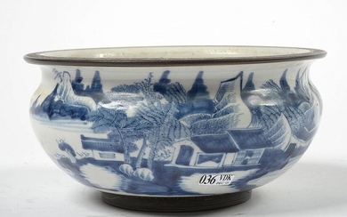 Bol en porcelaine bleue et blanche de Nankin décoré d’un "Paysage". Travail chinois. Epoque: XIXème. H.:+/-12cm. Diam.:+/-24cm.