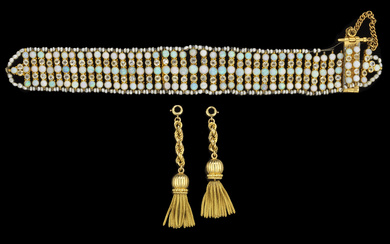 Bracelet manchette souple composé de rangs d'opales alternées de saphirs blancs