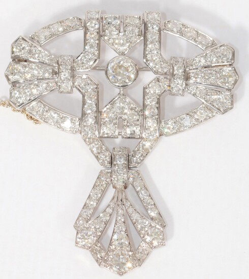 Broche de forme géométrique Art Deco en platine et pavé de diamants