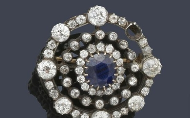 Brooch in circular design with diamonds and central