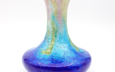 C.FAURE (1874-1956) à LIMOGES, Vase en émail, dégradé de bleu, H 10 cm