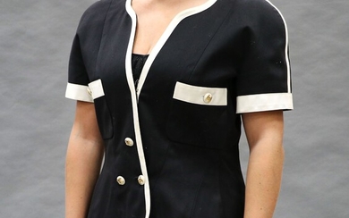 CHANEL - Veste en coton noir avec liseret blanc - T 44 - Lot vendu...