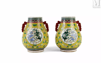 CHINE, Marque et époque Guangxu, XIXe siècle Paire de vases en porcelaine