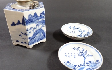 CHINE : Théière hexagonale en porcelaine à décor en camaïeu bleu d'un paysage lacustre, intérieur...