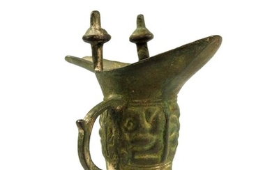 CHINE Vase tripode type « jue » en bronze archaïque. XXème siècle Haut: 14 cm...