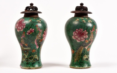 CHINE, période Jiaqing, début XIXe siècle. Paire de vases à panse haute, en porcelaine et...