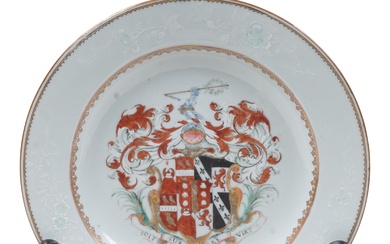 CHINESE EXPORT ARMORIAL PLATE BEARING ARMS OF CHAPMAN FAMILY, 18TH CENTURY Diameter: 9 in. (22.9 cm.)