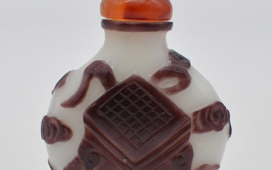 CHINESE SNUFF BOTTLE, ANTIQUES, BOOKS AND CLOUDS, CAMEO GLASS, BEIJING WORKSHOP, 19TH CENTURY, CHINA.