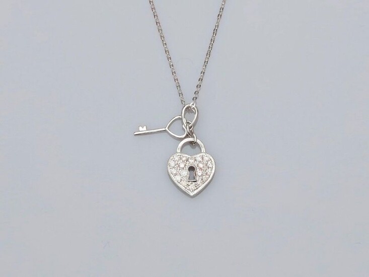 Chain and pendant in white gold, 750 MM, drawing a heart and a small key covered with diamonds, length 45 cm, spring ring, weight: 2,5gr. rough.