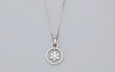 Chain and round pendant set with diamonds in white gold, 750 MM, centered on a mobile six-pointed star covered with diamonds, total approx. 0.60 carat, length 45 cm, spring ring clasp, weight: 3.9gr. rough.