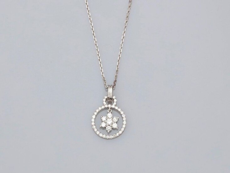 Chain and round pendant set with diamonds in white gold, 750 MM, centered on a mobile six-pointed star covered with diamonds, total approx. 0.60 carat, length 45 cm, spring ring clasp, weight: 3.9gr. rough.