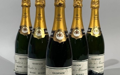 Champagne, 14 bouteilles de champagne, Chevalier de Moncassin. Grande réserve brut, Épernay Trois bouteilles avec...