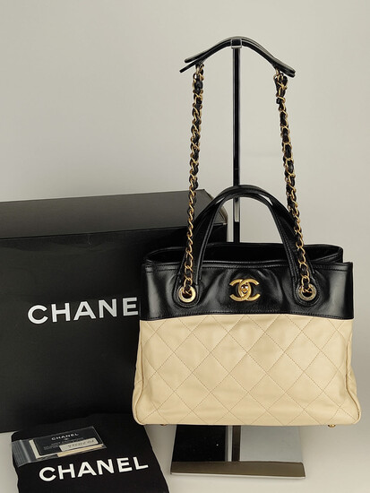 Chanel Two-tone quilted shoulder bag - 31 Rue Cambon