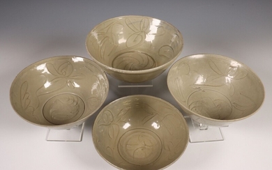 China, vier celadon porseleinen kommen, Noordelijke Song dynastie, 10e-12e eeuw,...