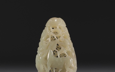 Chine - Pendentif en jade blanc sculpté et ajouré à décor d'animaux, époque XVIIIème. Poids:...