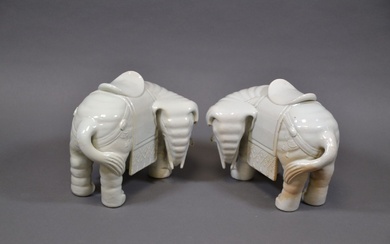 Chine, XIXe siècle Paire de statuettes en porcelaine blanc de Chine, représentant des éléphants harnachés,...