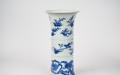 Chine, XIXe siècle, Vase cornet de style Transition en porcelaine bleu et blanc. H. 39...