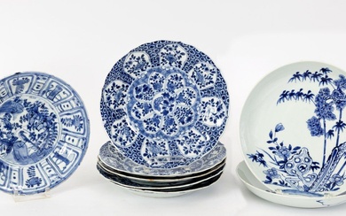 Chine, XVIIIe siècle Lot comprenant une série de cinq assiettes, une paire d'assiettes et une...