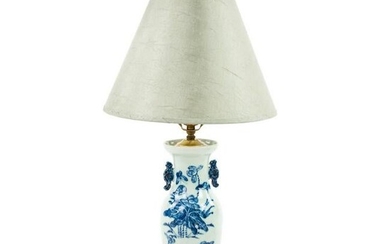 Chinese Blue and White Floral Vase Table Lamp