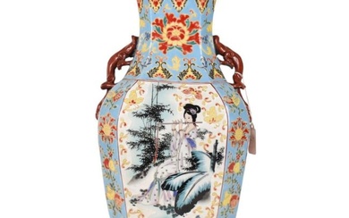 Chinese Enameled Porcelain Vase, 20th Century - A porcelain vase with eight-sided form. Decorated