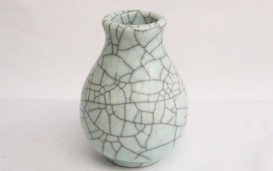 Chinese crackleware porcelain jar