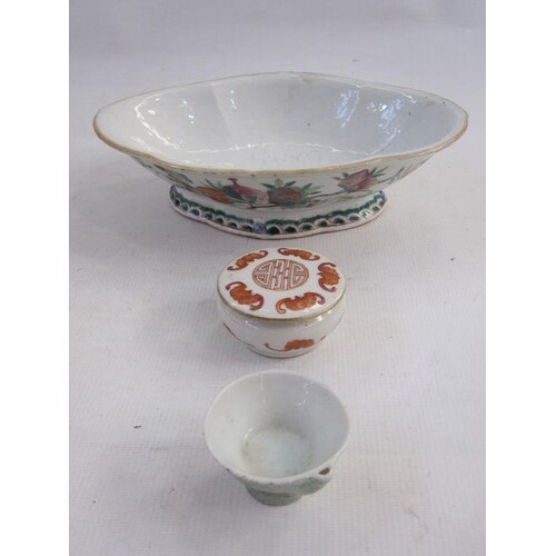 Chinese porcelain bowl, oval and six-lobed, the exterior pai...
