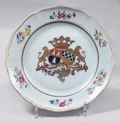 Chinese porcelain plate. Qianlong, 18th century, circa 1765. With a contoured rim, and decorated with the enamels of the