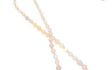 Collier de 47 perles d’opales blanches en...