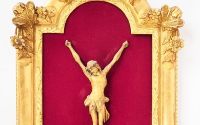 Crucifix en bois doré dans un beau cadre de style Régence en bois scul...