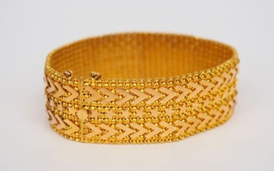 Cuff bracelet in yellow gold, flat mesh with star decoration...