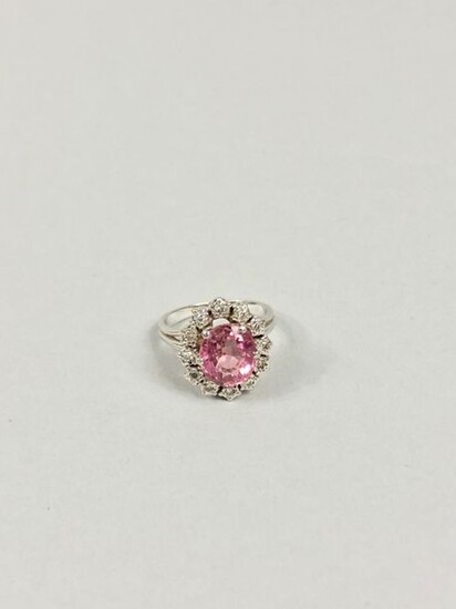 Daisy ring in white gold 750 thousandths adorned with a pink tourmaline (about 3 carats) in a 4.9 g diamond setting.