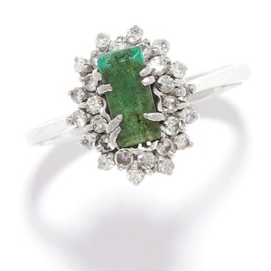 EMERALD AND DIAMOND CLUSTER RING in 18ct white gold