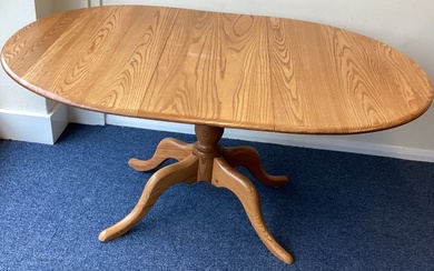ERCOL: A good draw leaf table of typical form.