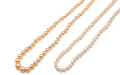 Ensemble composé de 2 colliers d'un rang de perles de culture, agrémentés d'un fermoir à...