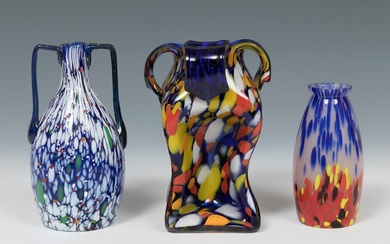 Ensemble de trois vases ; Murano, seconde moitié du XXe siècle. Verre. Ils présentent des...