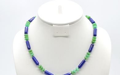 GEMSTONE NECKLACE MADE OF JADE AND LAPIS SLAZULI, WITH GILT-PLATED CLASP MADE OF SILVER, APPROX. 48CM.