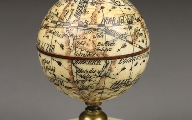 Globe en ivoire avec cadran solaire - vers 1800, globe rabattable en deux parties en...