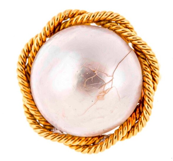 Gold ring centered on a half Mabé pearl - (cracked)...