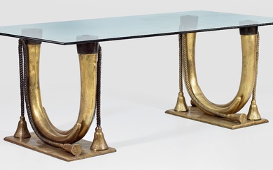 Grande table extravagante en bronze, partiellement patiné foncé et verre incolore. Au-dessus d'une plaque de...