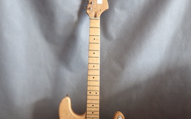Guitare éléctrique, en bois, longueur 101 cm (manque cordes et petites usures)