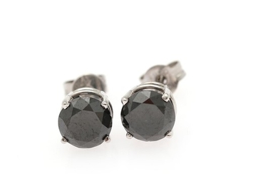 Hartmann's: A pair of diamond ear studs each set with a black brilliant-cut diamond weighing a total of app. 2.50 ct., mounted in 18k white gold. Diam. 7 mm.